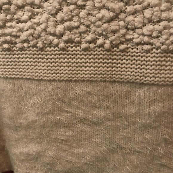 Beautiful white plush turtle neck by Venus - Picture 7 of 8